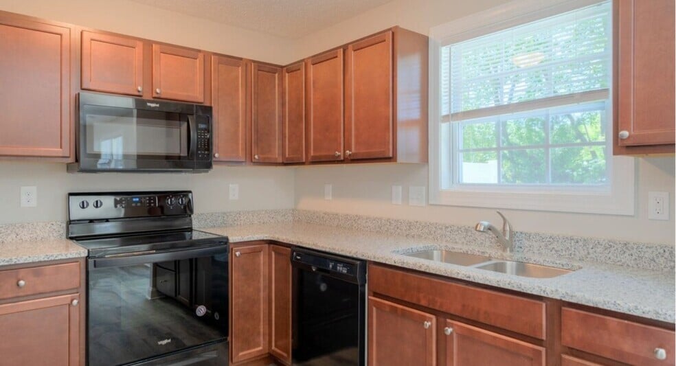 Building Photo - 335 Twisted Oak Dr NW