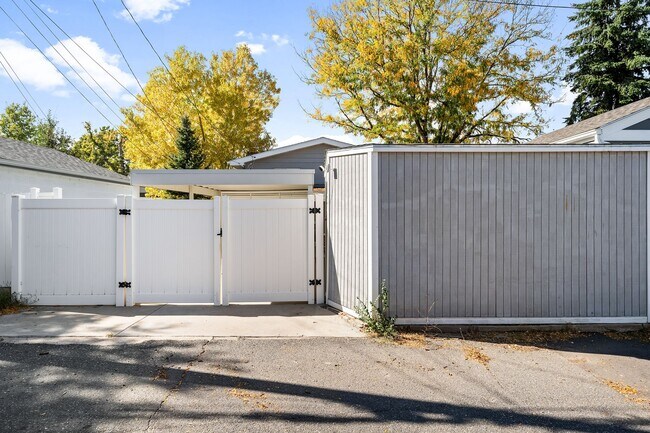 Building Photo - 3884 Osceola St