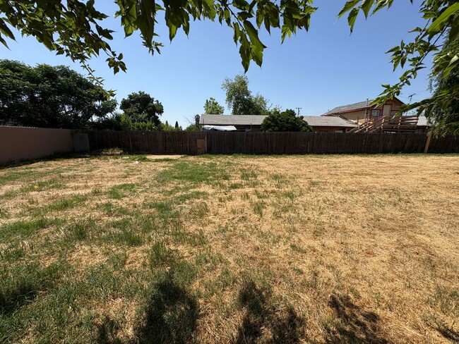 Building Photo - Spacious Dinuba Home Rent Ready!