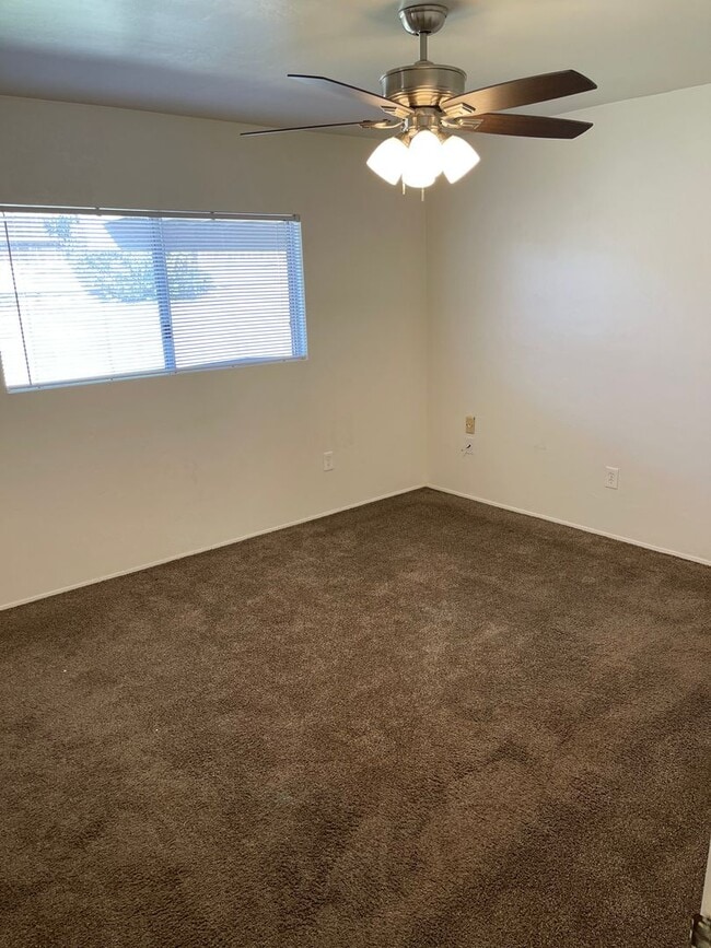 Building Photo - Large 3 Bedroom, 2 Bath Home on NE