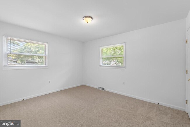 Building Photo - 10422 Floral Dr