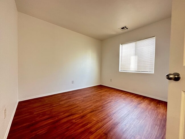 Building Photo - Single Family Home 3 Beds, 2.5 bath, 1 car garage