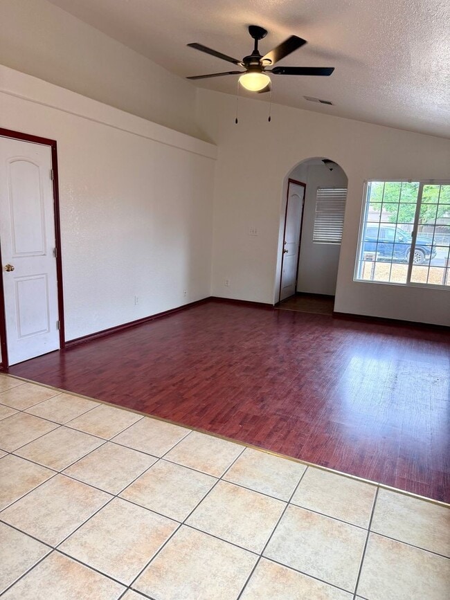 Building Photo - Beautiful 3 bedroom 2 bath house!