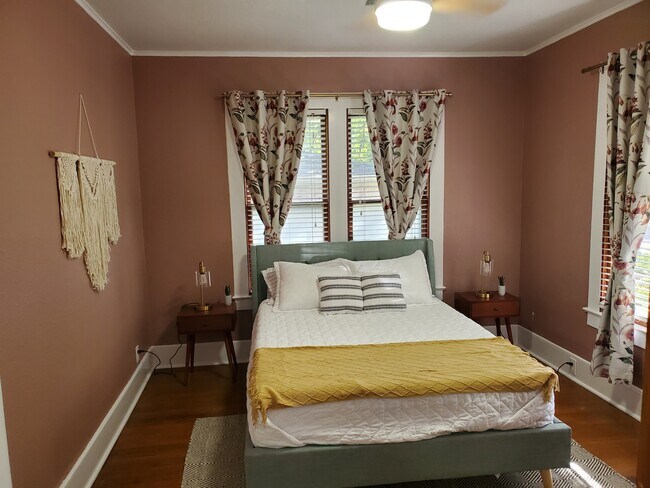 Building Photo - 1605 S Elm St