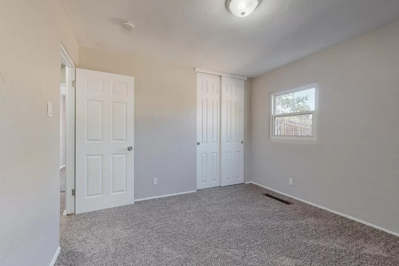 Building Photo - 8817 Candelaria Rd NE