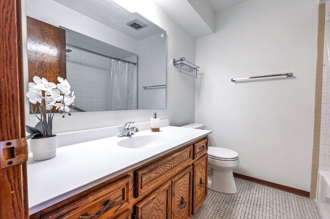 Building Photo - 4617 Grove Ave