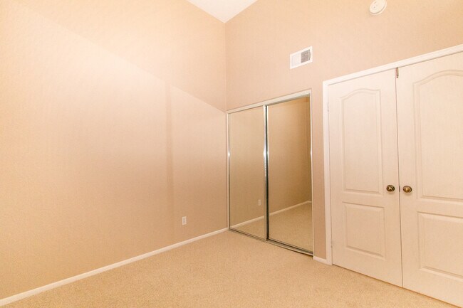 Building Photo - Tri-Level 3 bedroom 3 bath Home in Heart o...