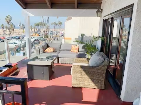 Building Photo - 319 Ocean Front Walk