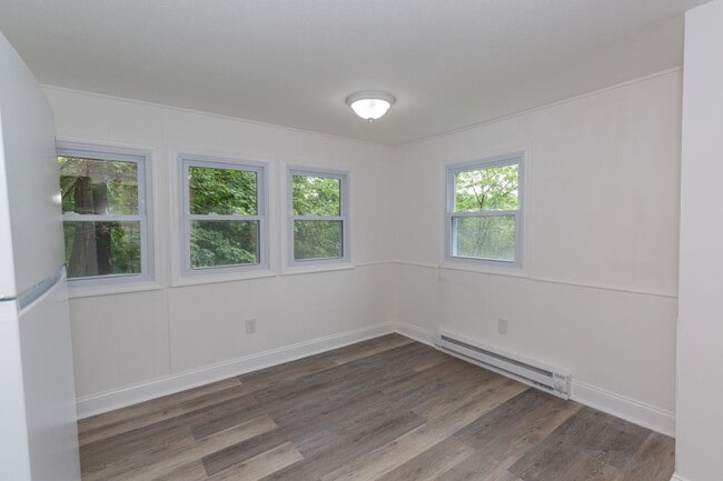 Building Photo - 2 Bed/1 Bath Trailer in Berkeley Springs
