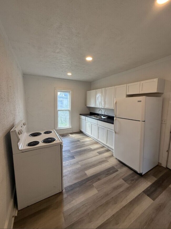 Building Photo - 803 5th Ave