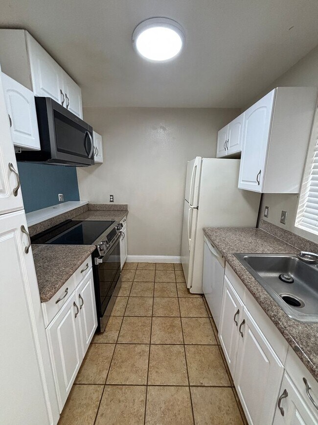Building Photo - Parkglen at Waikele - 2/2/2 - $2,700