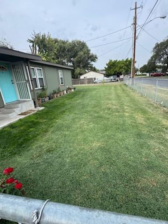 Building Photo - 635 E Harding Ave