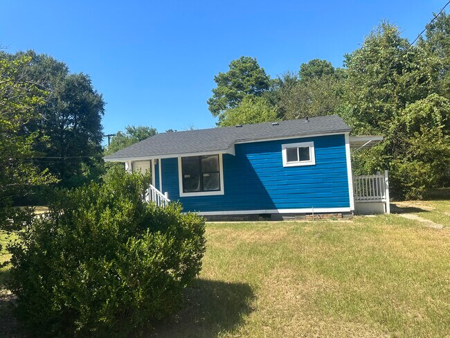Building Photo - 2 Bed 1 Bath - House