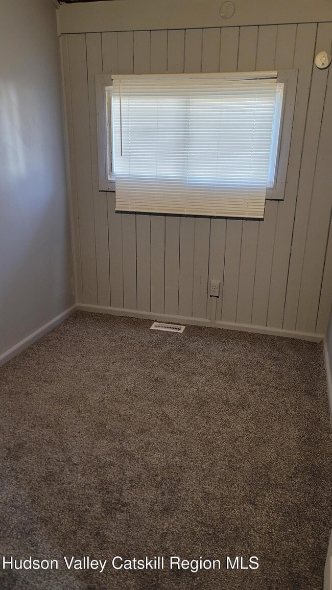 Building Photo - 5 Maple St