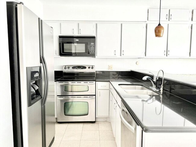 Building Photo - 11633 Village Pl Dr