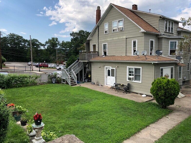 Building Photo - 68 Perry Ave