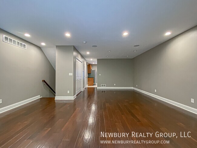 Building Photo - 147 Banksville Pl
