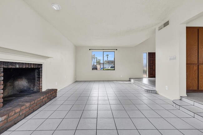 Building Photo - 6 Bedroom! 4 1/2 BATHS!  ASU! Diving Pool! Less than 1 mile to campus