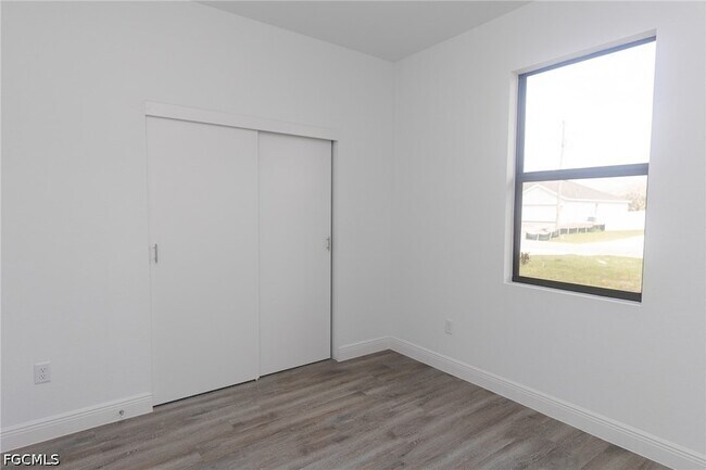 Building Photo - 1123 Deauville St E
