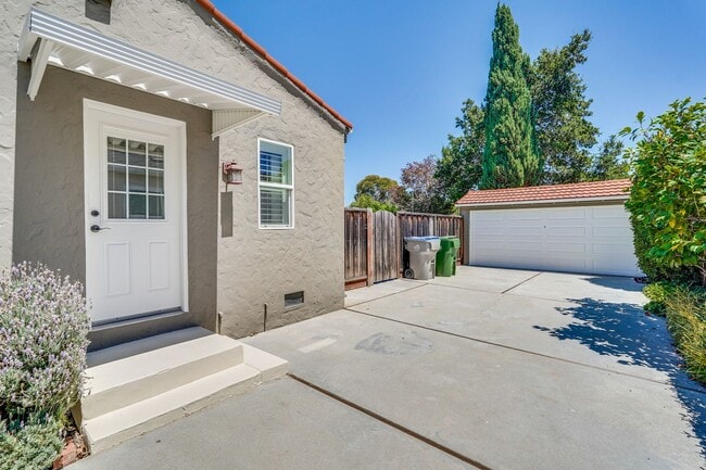 Building Photo - 1940's Quaint 2 Bedroom Single Story Home off of Hedding Street with Modern Amenities & Great Bac...