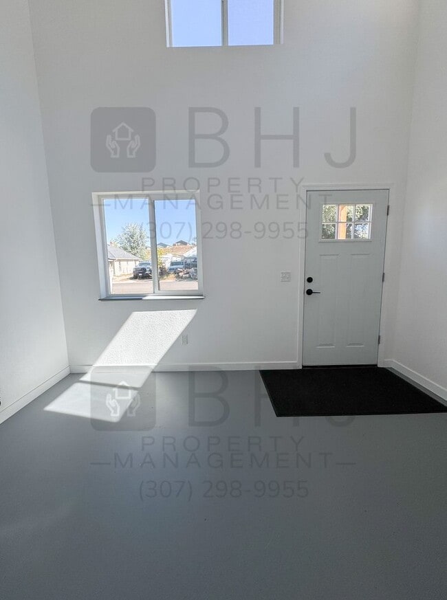Building Photo - 520 Canby St