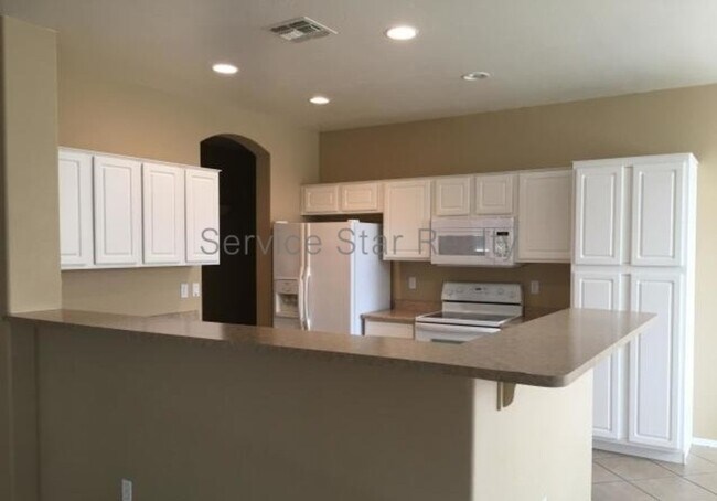 Building Photo - 4745 E Bellerive Dr