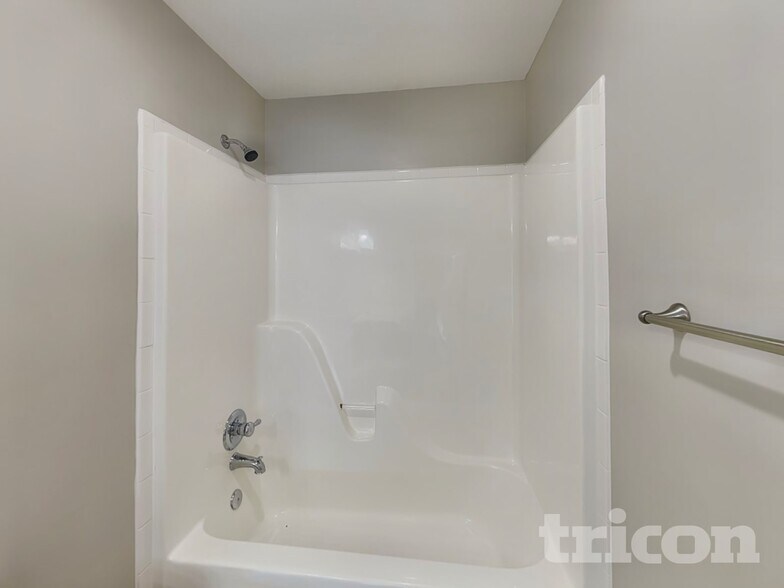 Building Photo - 935 Willow Circle