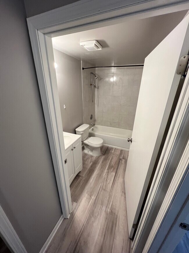 Building Photo - 164 Melrose St