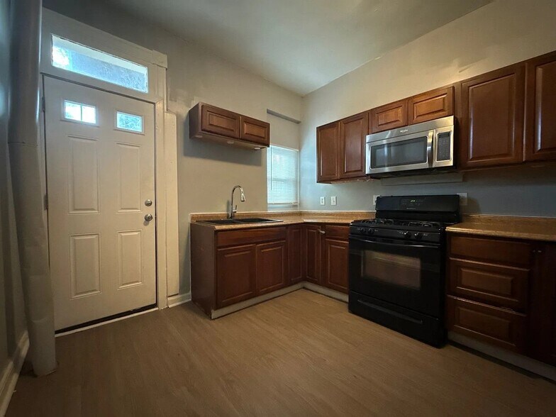 Building Photo - 1625 Appleton St