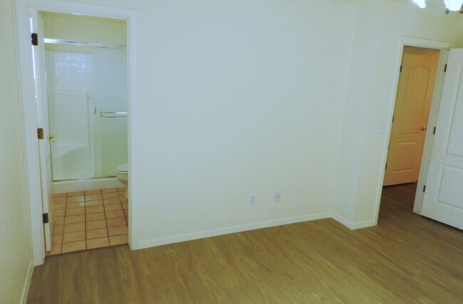 Building Photo - 3+2 Stylish, Move-In Ready Home with New Flooring and Fresh Interior