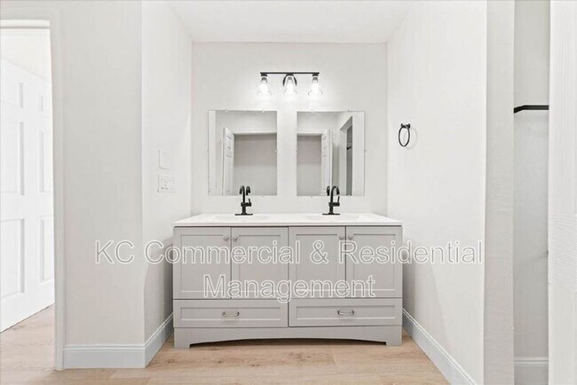 Building Photo - 484 Greenway Ave