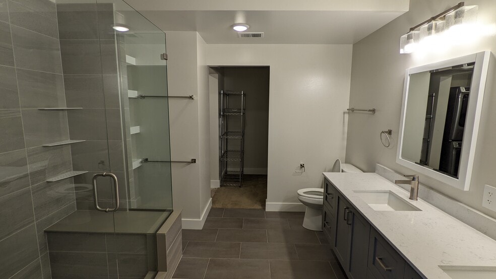 Main bathroom - 221 E Mountain Ave