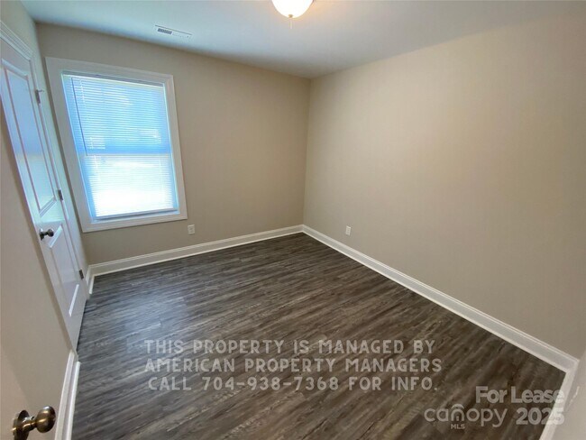 Building Photo - 1418 Ontario Dr