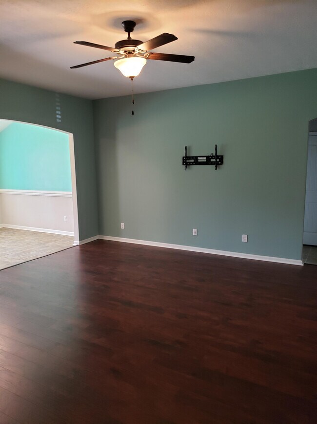 Building Photo - 3237 Alexandria Dr