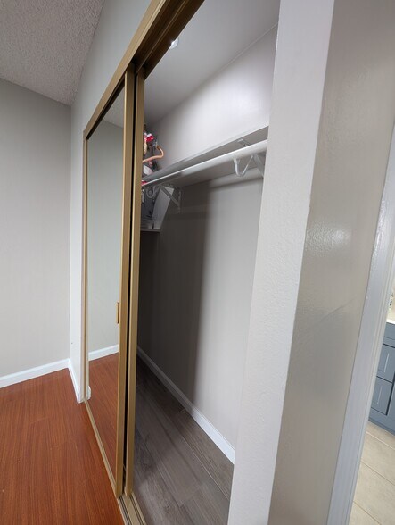 Building Photo - 470 S Los Robles Ave