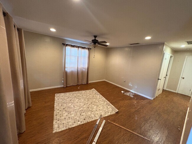 Building Photo - Tavares 2 Bed 1 Bath w/ Den!