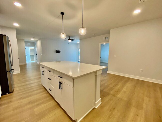 Building Photo - Stylish 3 Bedrooms 2 Bathrooms with Top-Tier Amenities Condo in East Austin!!!