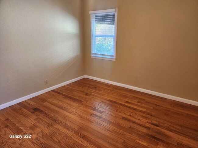 Building Photo - Beautiful 2 bedroom/1 bathroom home with a...