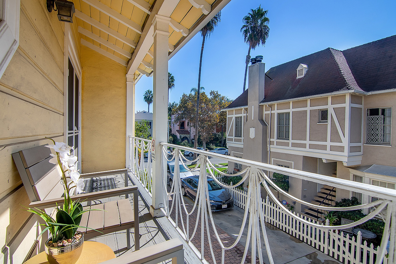 Side Balcony - 217 Poinsettia S Pl
