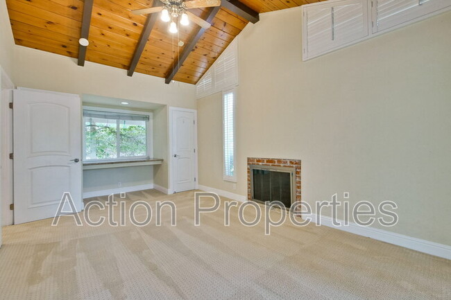 Building Photo - 649 Hollingsworth Dr