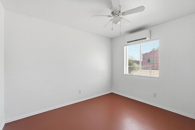 Building Photo - 1226 E Elm St