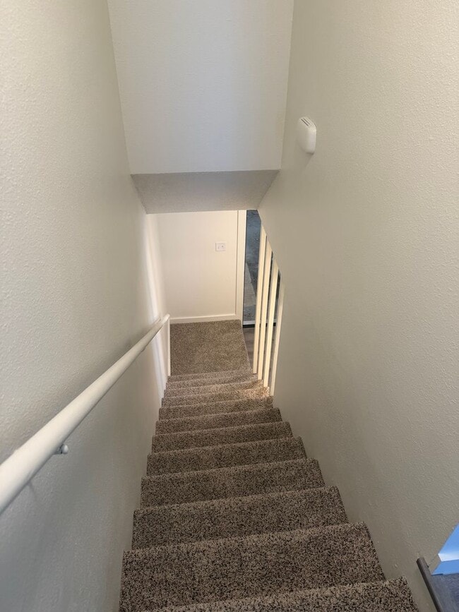 Building Photo - Updated 2 bedroom 1.5 bath duplex in Thurston!