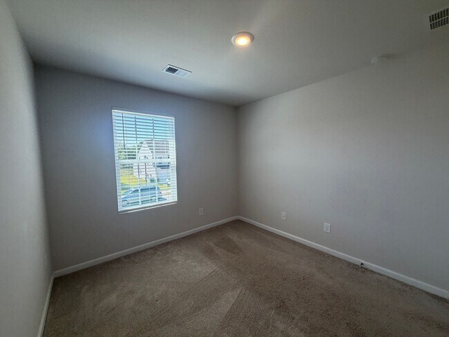 Building Photo - 70 Parkwood Ct