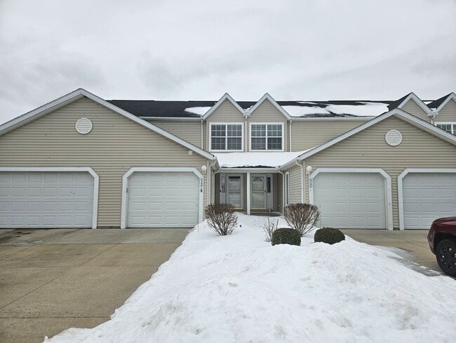 Building Photo - Streetsboro 2 Bedroom 2.5 Bath Condo