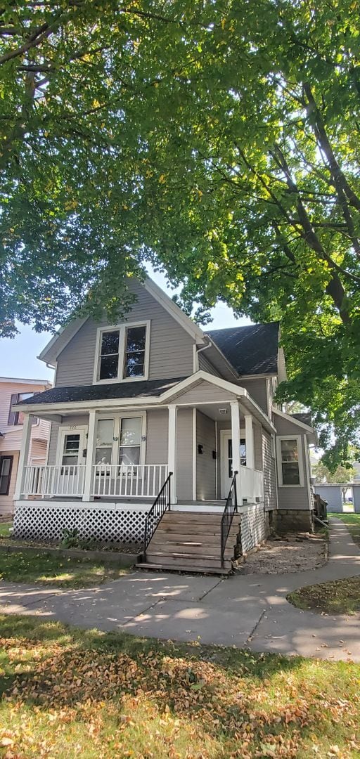 Building Photo - Lower 1 Bedroom Apartment