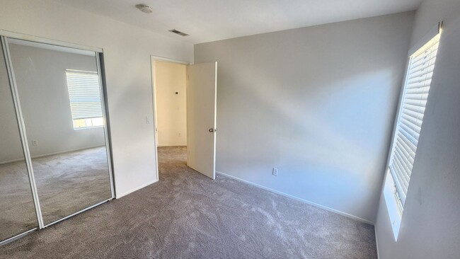 Building Photo - 3 Bedroom, 2 Bath Condo in Eastlake Shores