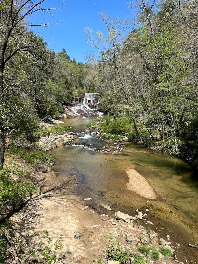 Building Photo - 251 Landwood Ln