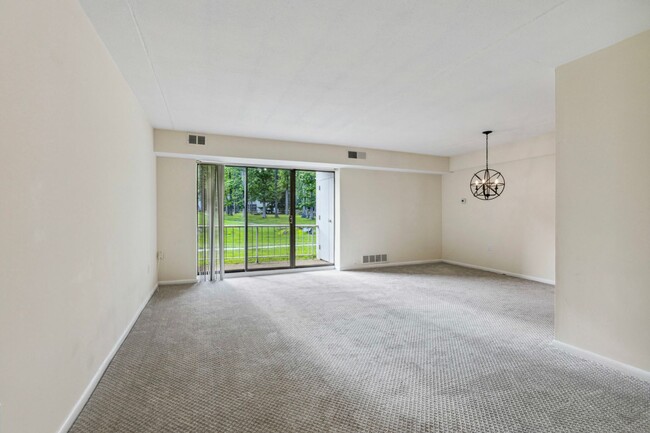 Building Photo - 1 Bedroom Condo Walking distance to Univer...