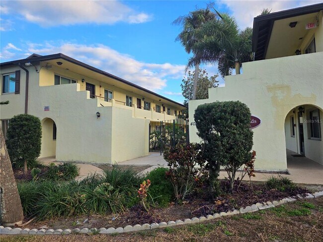 Building Photo - 400 Oakridge Blvd