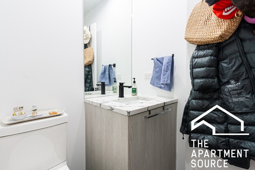 Building Photo - 2743 W Division St